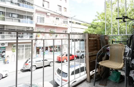 Departamento Monoambiente al frente con balcón en pleno centro comercial de Liniers