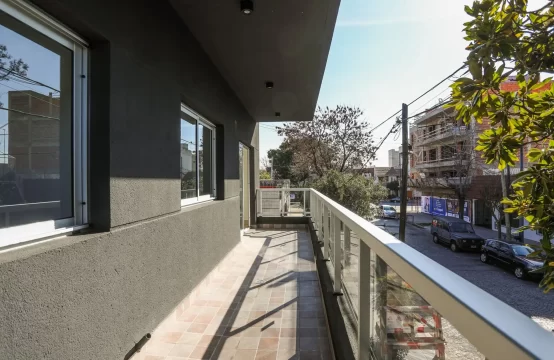 Versalles Plaza &#8211; 3 ambientes a estrenar &#8211; Primer piso al frente con balcón &#8211; Edificio con ascensor