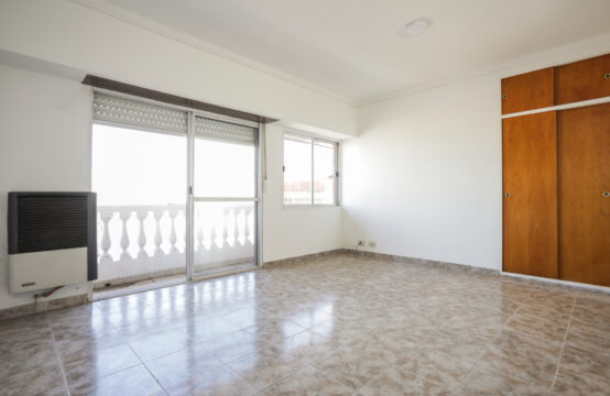 Departamento de 2 ambientes al frente con balcón y terraza