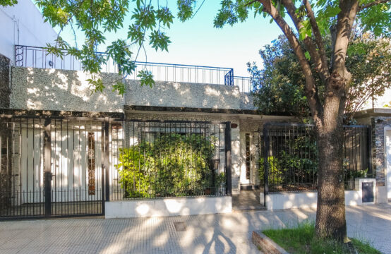 Casa 4 ambientes con jardin, parrilla, terraza y garage para 2 autos &#8211; Excelente estado!